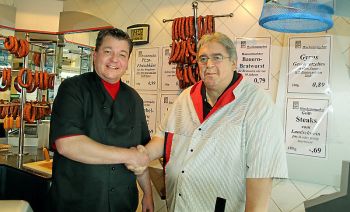 Übergabe unter Freunden: Lars Kirschbaum (links) übernimmt die Haigerer Metzgerei Fischbach von Wolfgang Fischbach (rechts). (Foto: Triesch)